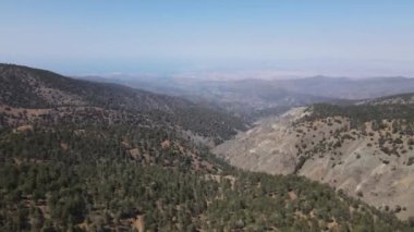 Kıbrıs. Güzel dağ manzarası. Troodos Dağları. Yaz görünümü.