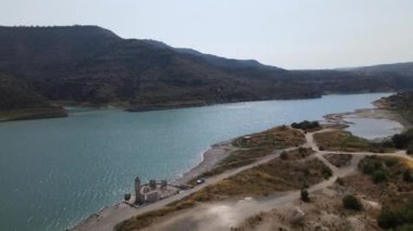 Kıbrıs. Kouris Rezervuarı. Güzel dağ manzarası. Göl. Yaz görünümü.