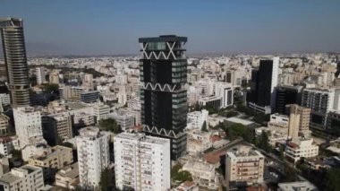 Yukarıdan şehrin havadan görünüşü. Yüksek binalar ve kentsel gelişim. Lefkoşe 'nin en iyi manzarası. Kıbrıs.