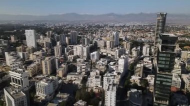 Yukarıdan şehrin havadan görünüşü. Yüksek binalar ve kentsel gelişim. Lefkoşe 'nin en iyi manzarası. Kıbrıs.