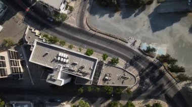 Yukarıdan şehrin havadan görünüşü. Yüksek binalar ve kentsel gelişim. Lefkoşe 'nin en iyi manzarası. Kıbrıs.