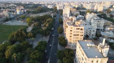 Yukarıdan şehrin havadan görünüşü. Yüksek binalar ve kentsel gelişim. Lefkoşe 'nin en iyi manzarası. Kıbrıs.