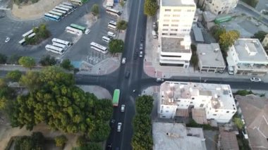 Yukarıdan şehrin havadan görünüşü. Yüksek binalar ve kentsel gelişim. Lefkoşe 'nin en iyi manzarası. Kıbrıs.