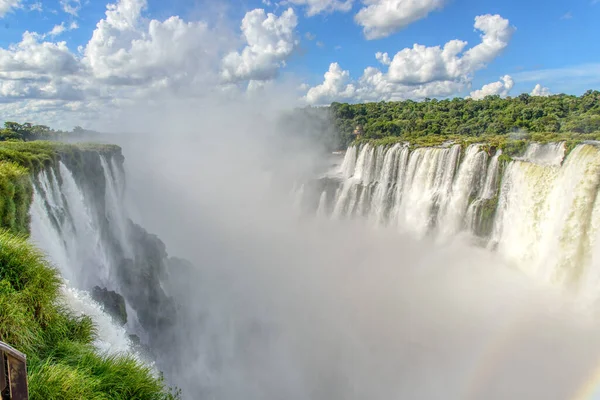 位于巴西和阿根廷边境的壮观的伊瓜苏瀑布 — 图库照片