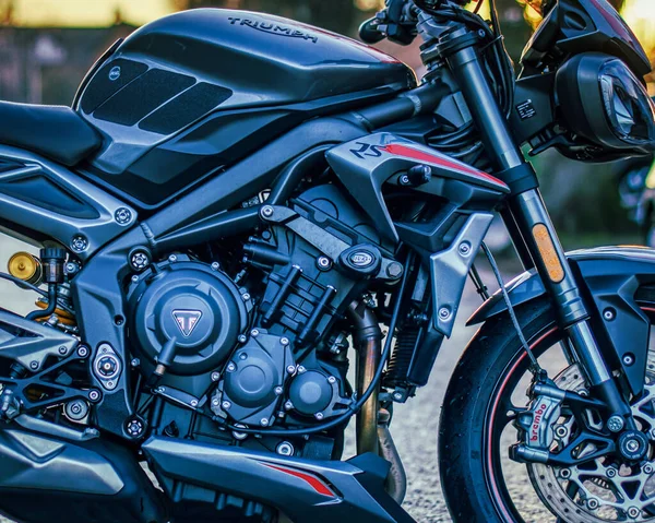 Cheshire, Birleşik Krallık - 14 Ocak 2022: 2020 Triumph Street Triple 765 RS motorun motor ve benzin tankını ön plana çıkaran yakın plan fotoğrafı.