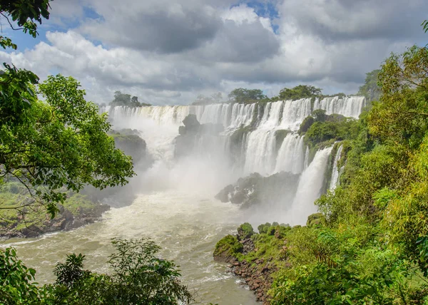 Brezilya ve Arjantin sınırındaki muhteşem Iguazu Şelalesi