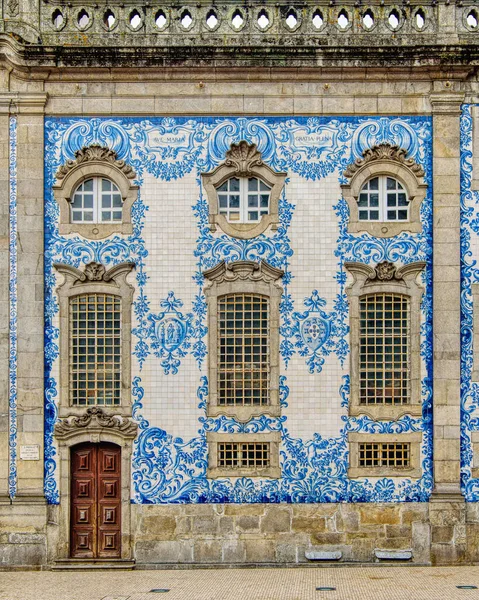 Vista de um edifício histórico em azulejos no Porto decorado com azulejos cerâmicos — Fotografia de Stock