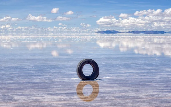 Salar de Uyuni tuz düzlüklerinde lastik