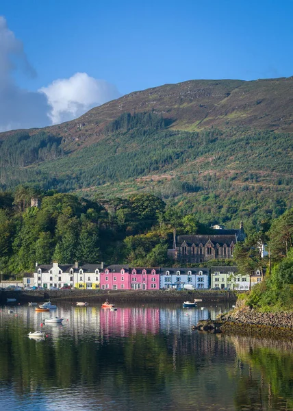 Portree, Isle of Skye, Scotland - 29th September 2021: A view of the harbour at Portree — Stock Photo, Image