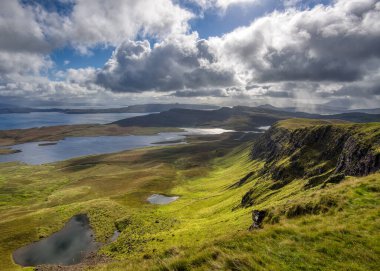 Trotternish Tepesi 'nden güneyden yağmur yağıyor.