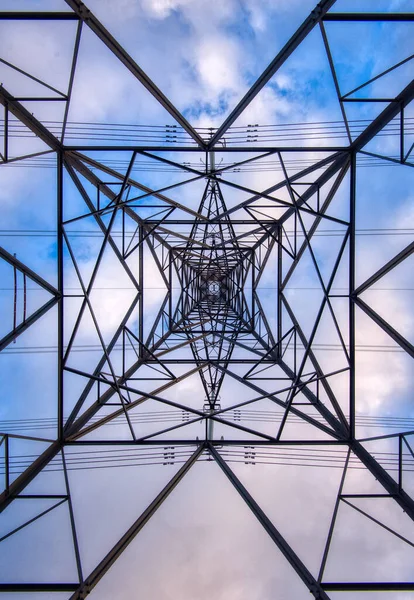 Bir elektrik direğinin iç görüntüsü