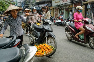 Hanoi sokak satıcıları ve scooter.