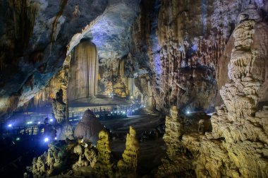 Phong Nha, Quang Binh Eyaleti, Vietnam - 18 Kasım 2014: Phong Nha-Ke Bang Ulusal Parkı 'ndaki Cennet Mağarası