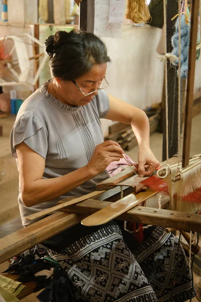 Vientiane, Λάος - 14 Φεβρουαρίου 2018: Υφαντά στην εργασία με παραδοσιακά αργαλειούς και υλικά στα υφαντά Λάος — Φωτογραφία Αρχείου