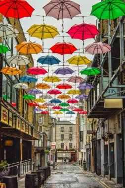 Dublin, İrlanda - 10 Nisan 2018: Bar Zozimus 'un dışındaki renkli şemsiyeler ünlü bir turistik merkezdir.