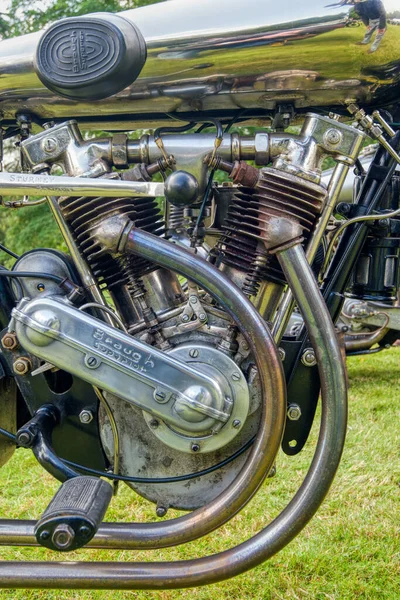 Oxfordshire, Reino Unido - 15 de agosto de 2021: Un primer plano de un motor de motocicleta Brough Superior tomado en el rally anual del club en Middle Aston House —  Fotos de Stock