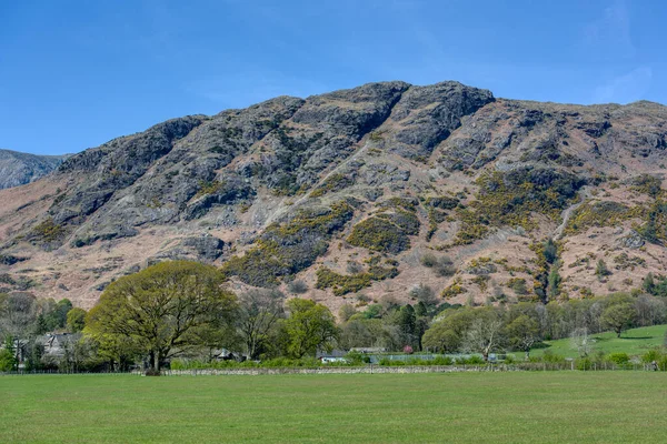 Coniston, United Kingdom - 21st April 2022 : A view towards the old man from Coniston — Stock Photo, Image