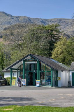 Coniston, İngiltere - 21 Nisan 2022: Arkasında dağlar olan Coniston Ziyaretçi Merkezi manzarası