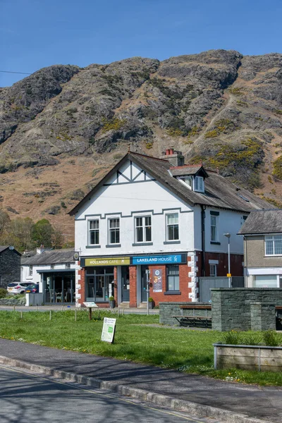 Coniston, Birleşik Krallık - 21 Nisan 2022: Arkasında dağlar olan Hollands Cafe ve Lakeland House manzarası