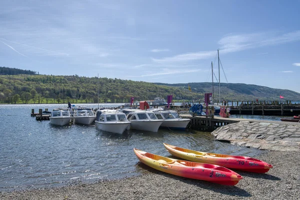 Coniston Storbritannien April 2022 Semesterfirare Kan Hyra Mängd Olika Båtar — Stockfoto