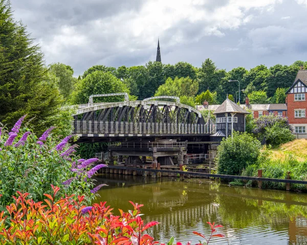 Hayhurst Köprüsü, Northwich 'teki Weaver Nehri üzerinde 1898 yılında inşa edilen bir elektrikli salıncak köprüdür. Yüksek kalite fotoğraf