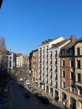 Münih 'te Alman caddesi yüksek binalı güneşli bir günde