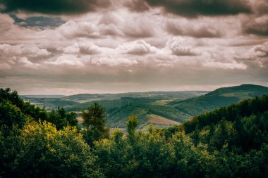 Tepeden gökyüzü manzarası