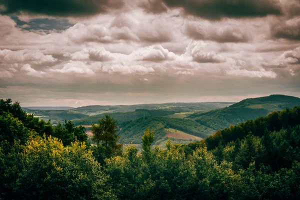 Tepeden gökyüzü manzarası