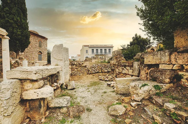 夜光照亮了希腊雅典罗马阿戈拉内部的古老遗迹 — 图库照片