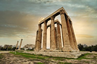 Yunanistan 'ın başkenti Atina' daki Akropolis yakınlarındaki Zeus tapınağı harabeleri