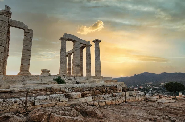 Grèce. Cape Sounion - Ruines d'un ancien temple grec de Poséidon avant le coucher du soleil — Photo