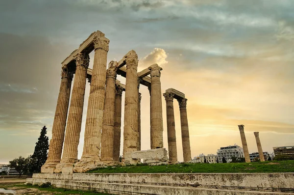 希腊雅典，宙斯神庙和雅典卫城山 — 图库照片