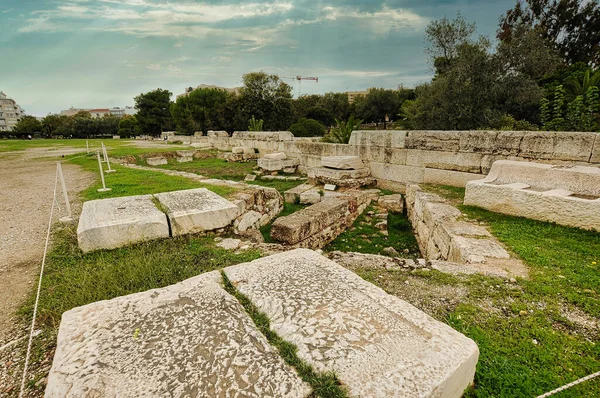 Ruinas del templo de Zeus cerca de Acrópolis en Atenas, Grecia — Foto de Stock