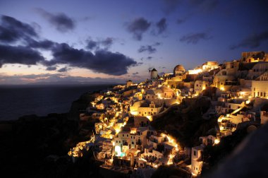 Gece Santorini 'de Oia