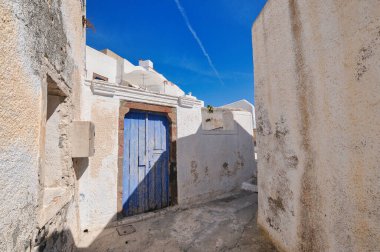 Pyrgos, Santorini, Yunanistan. Beyaz köyün kaldırımlı caddeleri ile ünlü cazibesi