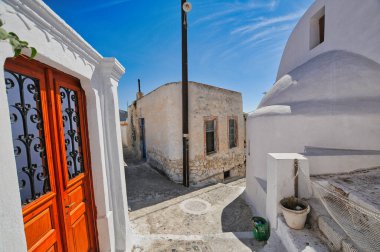 Pyrgos, Santorini, Yunanistan. Beyaz köyün kaldırımlı caddeleri ile ünlü cazibesi