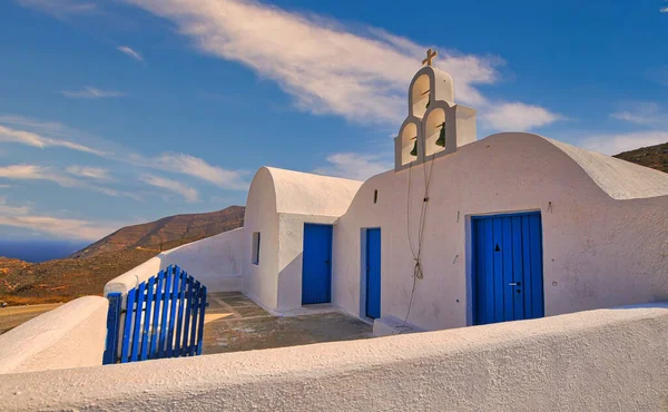 Iglesia blanca azul en la isla de Anafi — Foto de Stock
