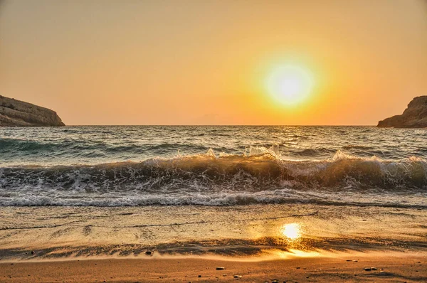 Sonnenuntergang am Strand von Matala auf Kreta — Stockfoto