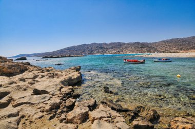 Ios adasındaki Manganari plajında kayalar