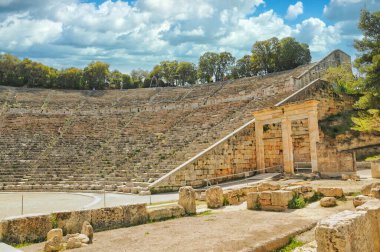 Epidavros, Mora 'daki antik Yunan tiyatrosu.