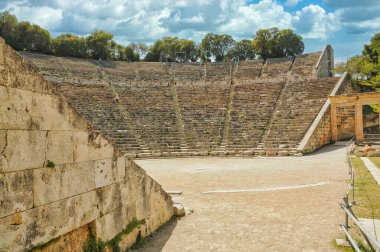 Epidavros, Mora 'daki antik Yunan tiyatrosu.