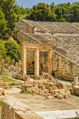 Epidavros, Mora 'daki antik Yunan tiyatrosu.