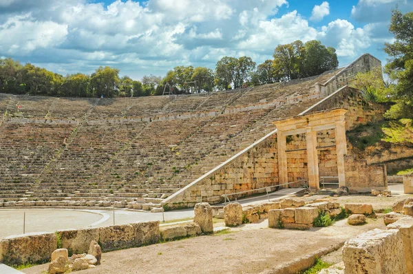 Epidavros, Mora 'daki antik Yunan tiyatrosu.