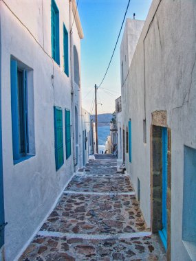 Milos adasındaki Plaka köyü manzarası. Günbatımında geleneksel Yunan beyaz evleri var. Plaka kasabası, Milos Adası, Yunanistan