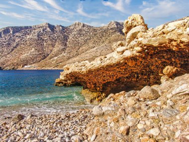 Yunanistan 'ın Sifnos' unda çakıl taşlı plaj
