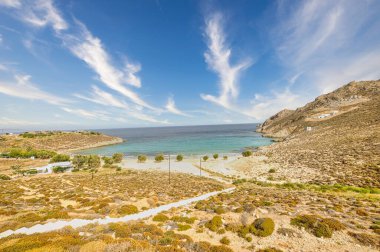 Cyclades Yunanistan 'ın Serifos adasındaki Psili ammos plajının panoramik manzarası