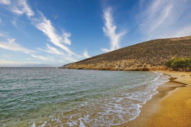 Yunanistan 'ın Serifos Kiklad adasındaki Agios Sostis Plajı, altın kum ve temiz suyla