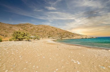 Sikinos Adası 'ndaki güzel Agios Georgios plajı altın kum, Kiklad, Yunanistan..