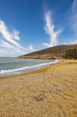 Yunanistan 'ın Serifos Kiklad adasındaki Agios Sostis Plajı, altın kum ve temiz suyla