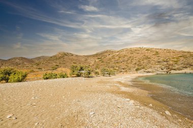 Sikinos Adası 'ndaki güzel Agios Georgios plajı altın kum, Kiklad, Yunanistan..